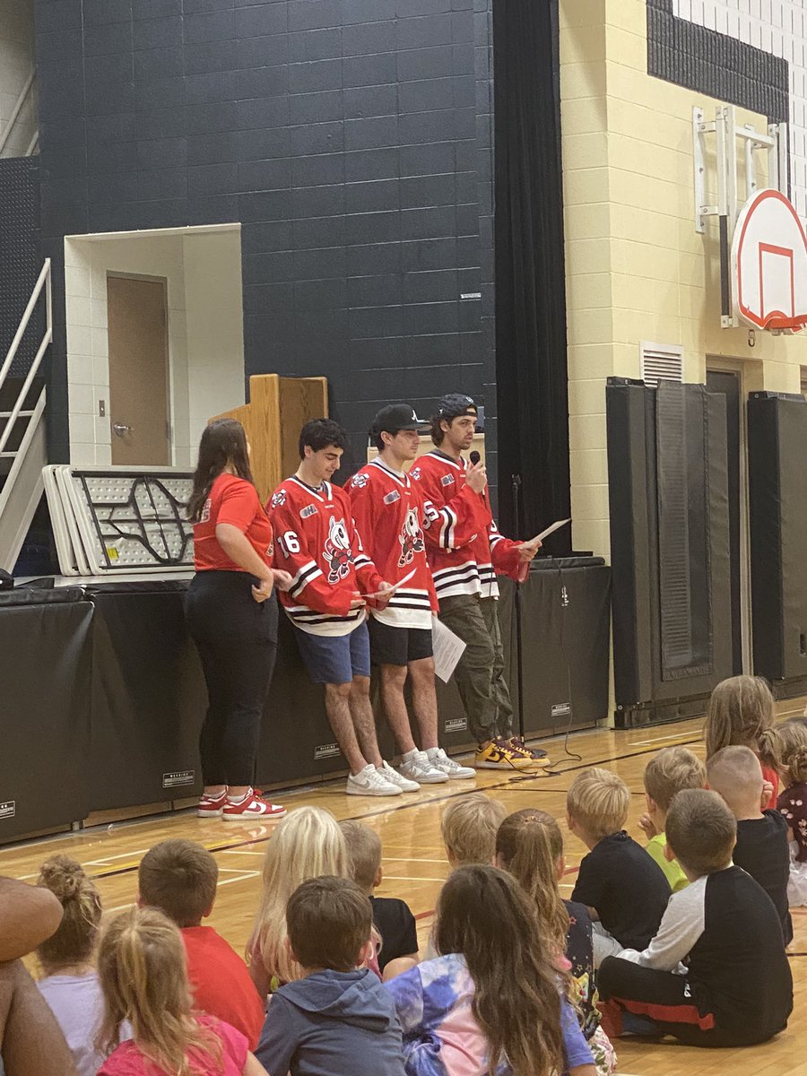 We were so excited to have the Icedogs visit today! <a href="/grandave_dsbn/">Grand Ave Public School</a> <a href="/GraGrizzlies14/">Grand Ave School</a>