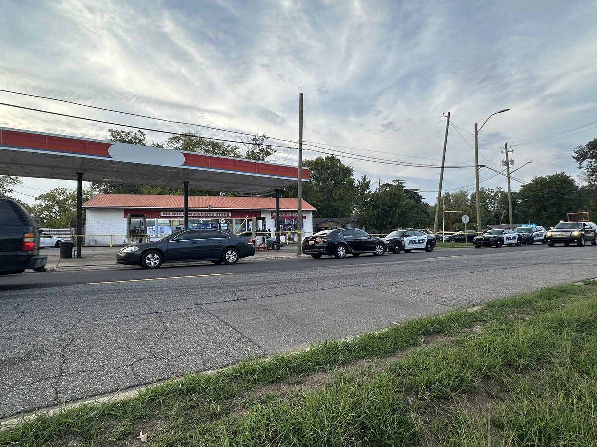 I’m on the scene of a homicide at the corner of Pearson Ave SW and 27th St SW. <a href="/BhamPolice/">Bhampolice</a> have the Big Boy Convenience Store taped off. Stay with <a href="/CBS_42/">CBS 42</a> for the latest. <a href="/natsnd/">james h johnston</a>