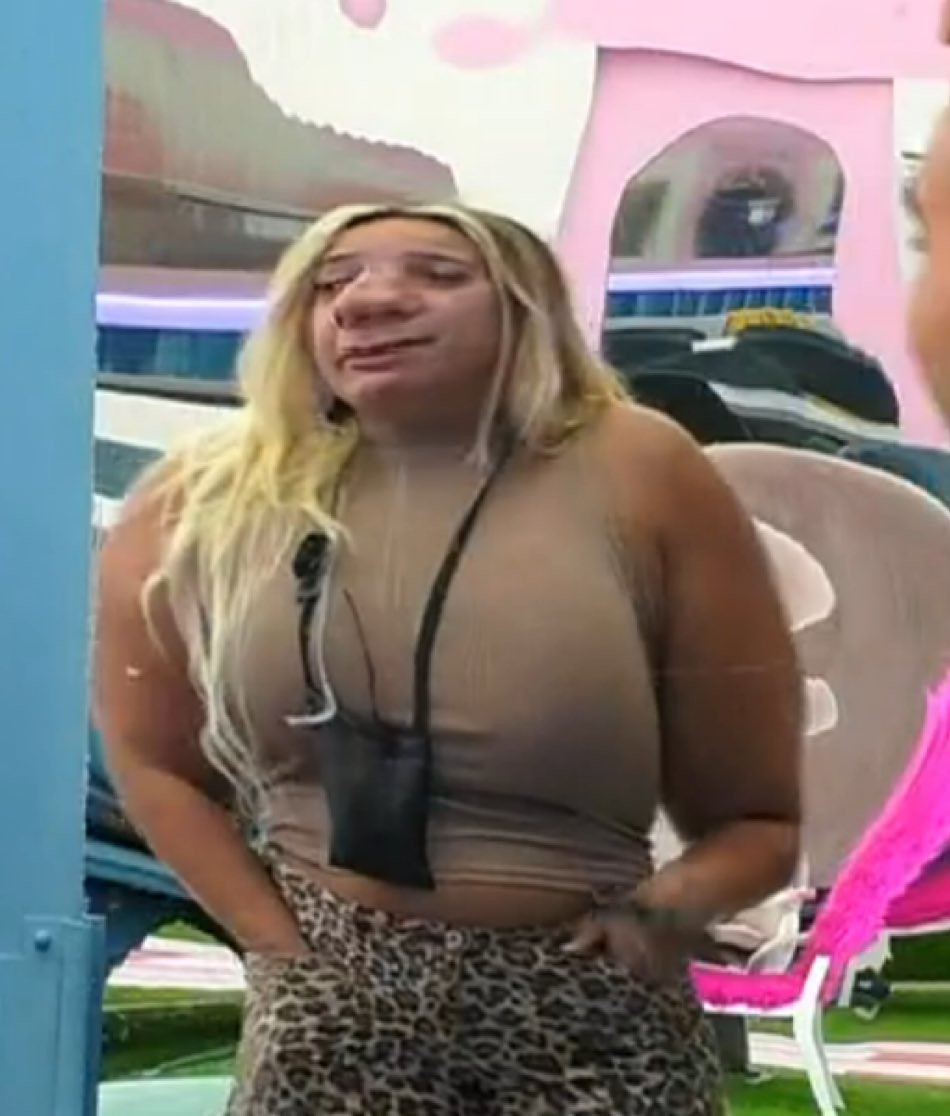 já só quero a flávia a cantar a sou teu amigo sim à frente deste espelho 🧎🏻‍♀️ #sstvi