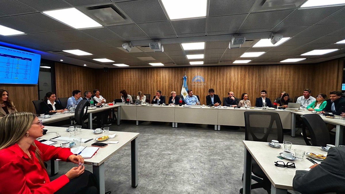 Hoy invitamos a la reunión del bloque a economistas del PRO para que nos compartan su visión sobre el proyecto de Presupuesto. Nuestro compromiso es trabajar con seriedad para construir una Argentina moderna, libre y competitiva. ¡Gracias <a href="/hernanlacunza/">Hernán Lacunza</a>, @nicodujovne y <a href="/ngadano/">Nicolas Gadano</a>