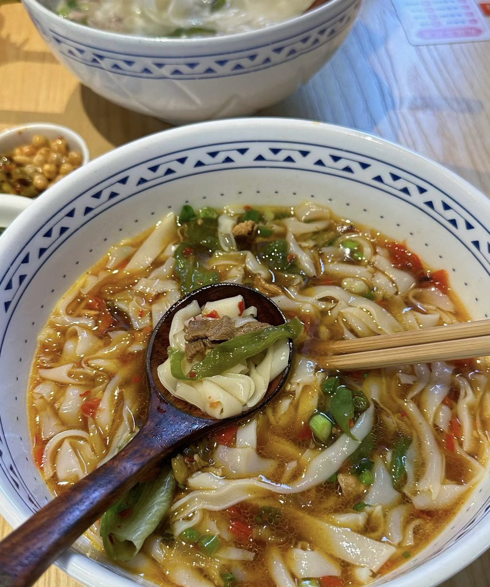 生活中，你无需告诉别人，你有多难，你有多累，人都看你飞的高不高，没有人在意你飞的累不累。所以默默的努力吧。
早安🌞🌞🌞