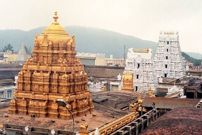 harnathsinghmp's tweet photo. मंदिर सरकारी नियंत्रण से तत्काल मुक्त होने चाहिए।

यदि तिरुपति बाला मंदिर सरकारी नियंत्रण में नहीं होता तो प्रसाद में चर्बी और मछली तेल की मिलावट कर प्रसाद को अपवित्र करने का कोई व्यक्ति दुस्साहस नहीं करता।

तिरुपति स्थित तिरुमला  की सात पहाड़ियों  को भगवान वेंकटेश्वर का पृथ्वी पर निवास माना जाता है और यहां किसी अन्य मजहब के स्थल बनाने की मनाही है।

परं��ु आंध्र प्रदेश के पूर्व मुख्यमंत्री जगनमोहन रेड्डी के पिता पूर्व मुख्यमंत्री राजशेखर रेड्डी और पूर्व मुख्य करुणाकर रेड्डी जो ईसाई हैं।

उन्होंने 7 पहाड़ियों में से केवल 2 पहाड़ियों तक मंदिर परिसर को सीमित कर दिया,
और शेष 5 पहाड़ियों पर कई मस्जिदें और चर्च बना दिए गए।

आo प्रधानमंत्री श्री @narendramodi जी,
स्थिति  दिन व दिन अत्यंत गंभीर होती चली जा रही हैं। मैं आपसे अपील करता हूं कि देश भर सभी मंदिरों को सरकारी नियंत्रण से मुक्त करने के बारे में विचार करिए।
#TirumalaTemple 
#सरकारी_नियंत्रण_मुक्त_मंदिर