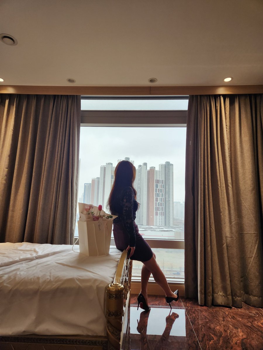 어떻게 기다려야 하는지
아는 부부에게
적절한 시기에 감당할 만큼의
행복이란 것이 주어진다.
그래서 우리는 기다려보기로 했다.
기다리다 
지금보다 더 늙어버린 것의 책임은
당신들에게 있습니다.
#어제보다오늘이더낫다
#부부만남 #음주가무 #한방