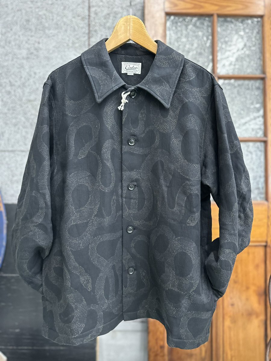 AmeproBaybrook's tweet photo. CALEEより定番のスネーク柄をジャガード織りで表現したシャツジャケットです🐍
#baybrook #amepro #fashion #kumamoto #calee #ベイブルック #アメプロ #ファッション #熊本 #キャリー https://t.co/tCAWuQDBJT
