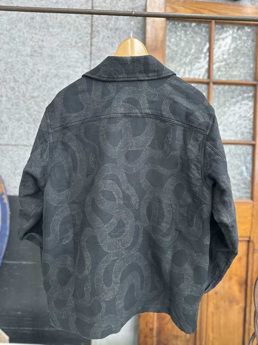 AmeproBaybrook's tweet photo. CALEEより定番のスネーク柄をジャガード織りで表現したシャツジャケットです🐍
#baybrook #amepro #fashion #kumamoto #calee #ベイブルック #アメプロ #ファッション #熊本 #キャリー https://t.co/tCAWuQDBJT