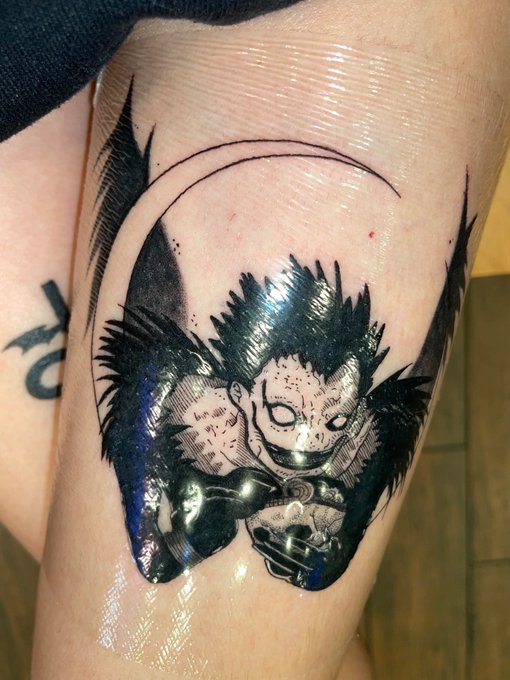 𝖄𝖔𝖚𝖗 𝖑𝖔𝖈𝖆𝖑 𝖌𝖔𝖙𝖍 F@g🖤🦇☠️ - 1 pic. Another update on my life: I GOT TATTOOS. my ryuk took 7 hours. https://t.co/M6GRLVlPEz