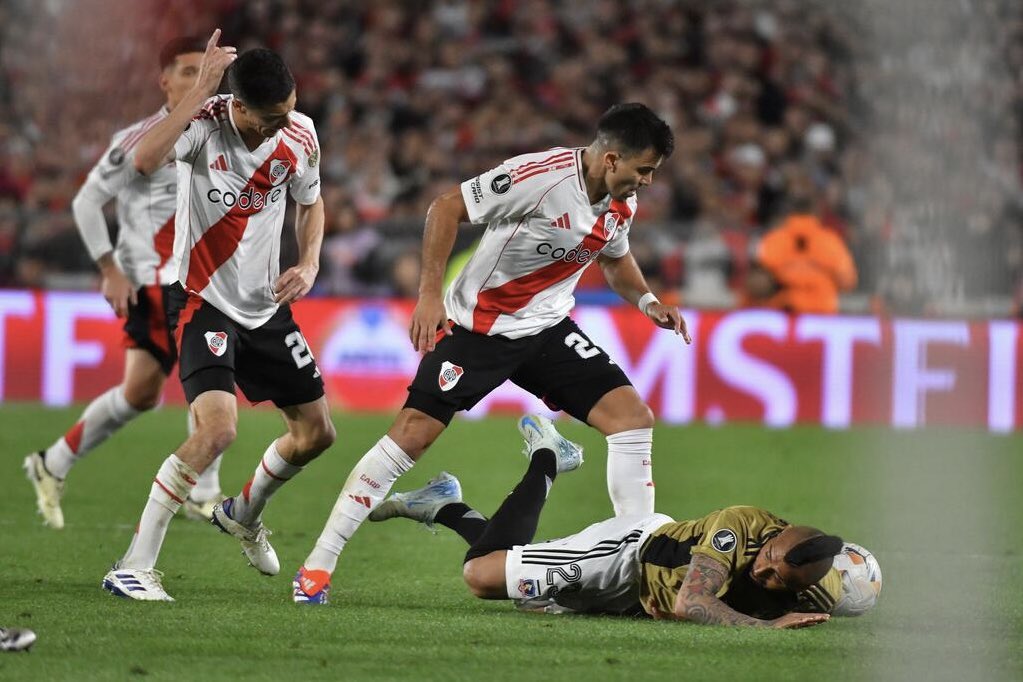 AcunaMarcos17's tweet photo. A Semis de #Libertadores! Orgulloso de este equipo, vamos @RiverPlate ⚪️🔴⚪️ https://t.co/bAoBviL56m
