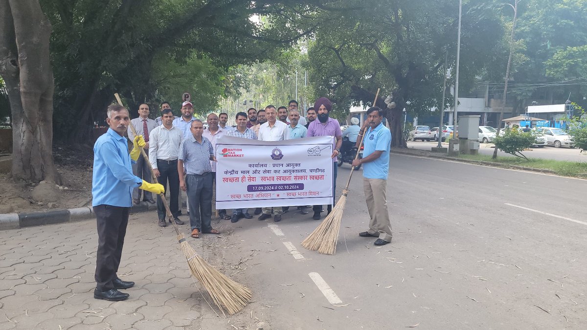 The CGST Chandigarh Commissionerate organized a Swachhta Rally as part of the Swachhta hi Seva 2024 campaign. Together, let’s promote awareness and take action for a cleaner, greener future! 🌍
#SwachhBharatMission 
#SwachhtaHiSewa
#Swabhav_Swachhata_Sanskar_Swachhata