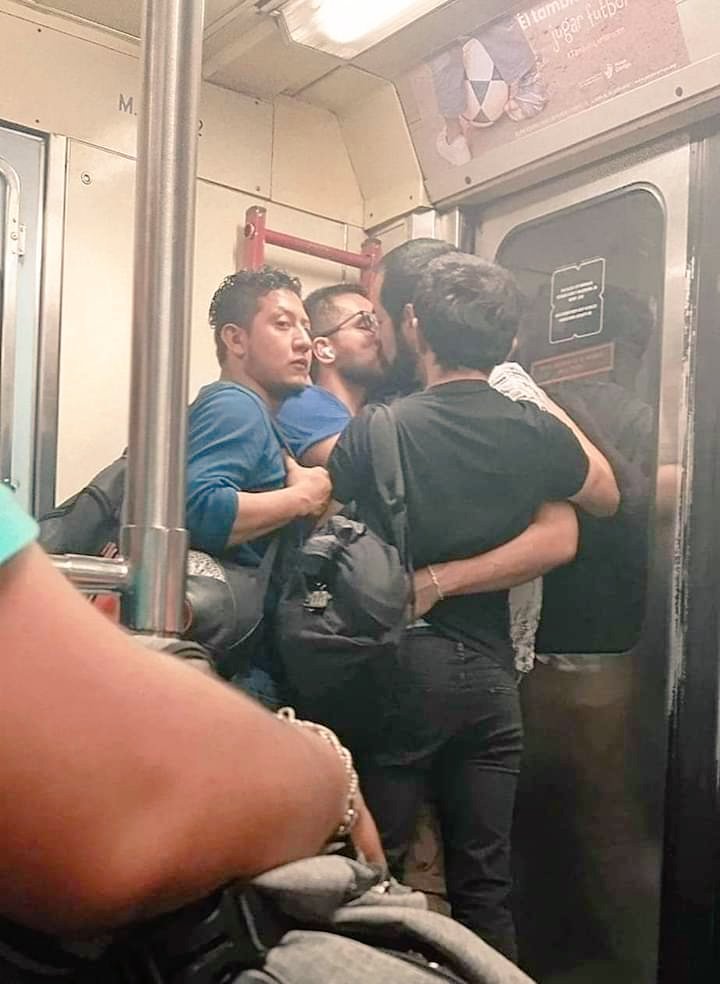 alexrimbombante's tweet photo. Último vagón del metro hombres// primer vagón mujeres. https://t.co/MxjNvN621y
