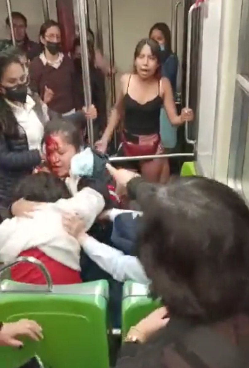 alexrimbombante's tweet photo. Último vagón del metro hombres// primer vagón mujeres. https://t.co/MxjNvN621y