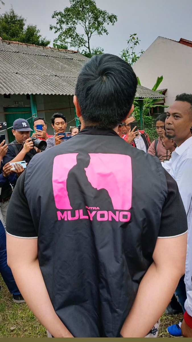 kangdede78's tweet photo. Keriuhan yg sdg berlangsung di X-land….🕺🕺🤪

PERINGATAN: Membuka konten ini akan menyebabkan jari gemetar (tremor), emosi membuncah, nafas tersengal sengal, lubang hidung &amp; telinga mengeluarkan asap, mata melotot serta lidah menjulur.🤪😛😜 https://t.co/2e0VqfQ6AT