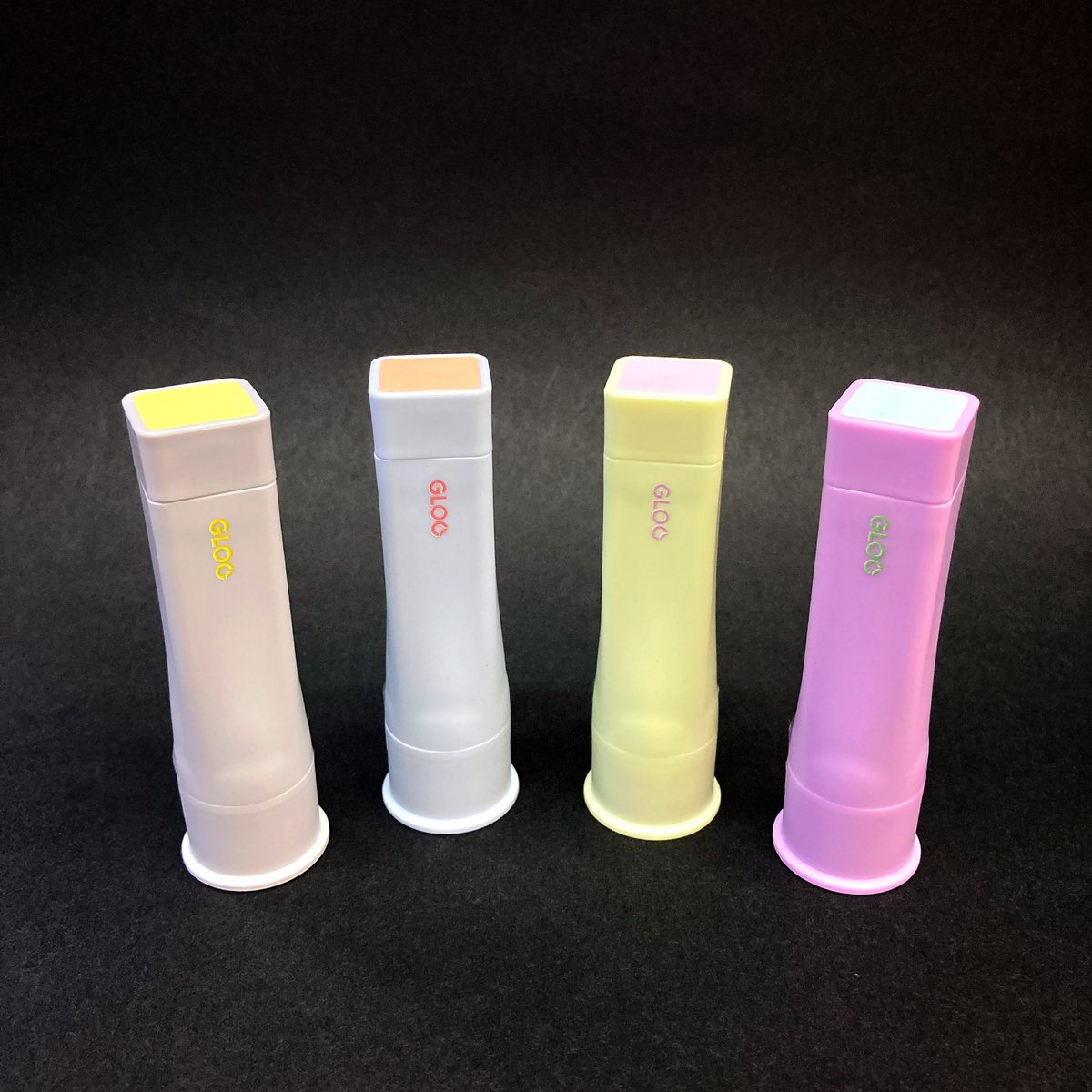 kinpendo's tweet image. GLOO（グルー）スティックのり（色が消える）
四角いから紙の角までしっかり塗れる
あと机から転がり落ちにくいとこ好き
そこへ来て、素敵な限定バイカラーデザインですよ
グリーン、ブルー、パープル、グレー
どれを頂こうかしら
そういう事です
#コクヨ #GLOO #のり #限定
#金ペン堂 #裾野市 #文房具