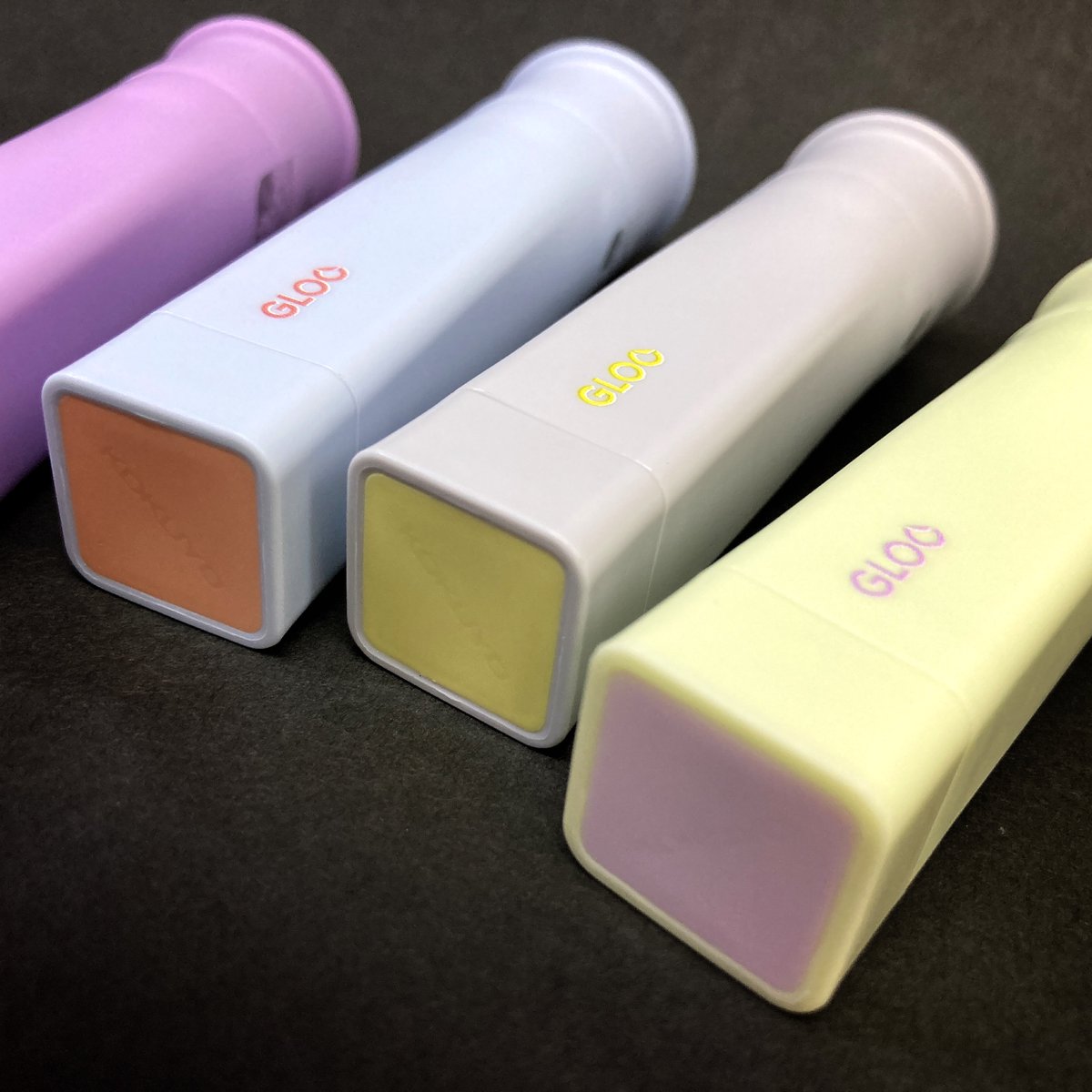 kinpendo's tweet image. GLOO（グルー）スティックのり（色が消える）
四角いから紙の角までしっかり塗れる
あと机から転がり落ちにくいとこ好き
そこへ来て、素敵な限定バイカラーデザインですよ
グリーン、ブルー、パープル、グレー
どれを頂こうかしら
そういう事です
#コクヨ #GLOO #のり #限定
#金ペン堂 #裾野市 #文房具