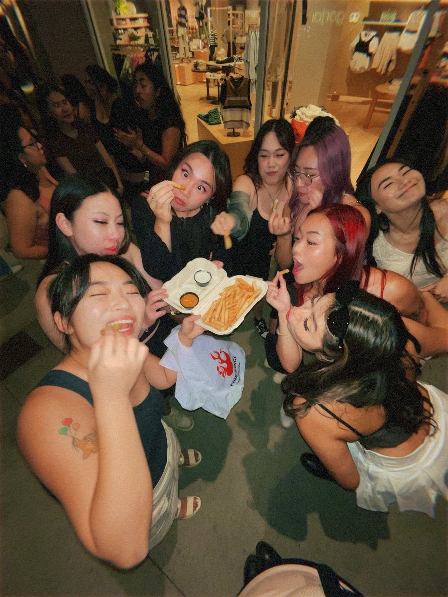 mirandaswlee's tweet image. girls night shenanigans