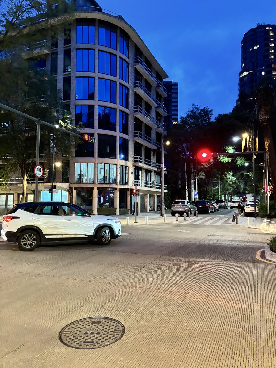VecinosPolancoV's tweet photo. Nos ayudarían a reprogramar los semáforos  de Masaryk y Suderman? 
Se desincronizaron y ocasionan caos y peligro.  Esto en Polanco.  

@BlindarMH @MHPrevencion @MHcesac @OVIALCDMX https://t.co/G2dzCy25WK