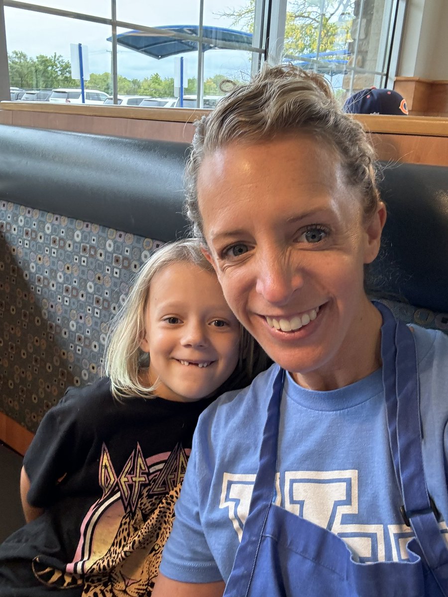 dclingingsmith1's tweet photo. Lots of smiles at Culver’s tonight!! Thanks for coming out to support Valley View! 💙💛 #culversnight #teacherservers #enjoytheview @VV_Voyagers @marnellandrea29 @MrsLunkenheimer @PtoView https://t.co/HQNl5KTHTi