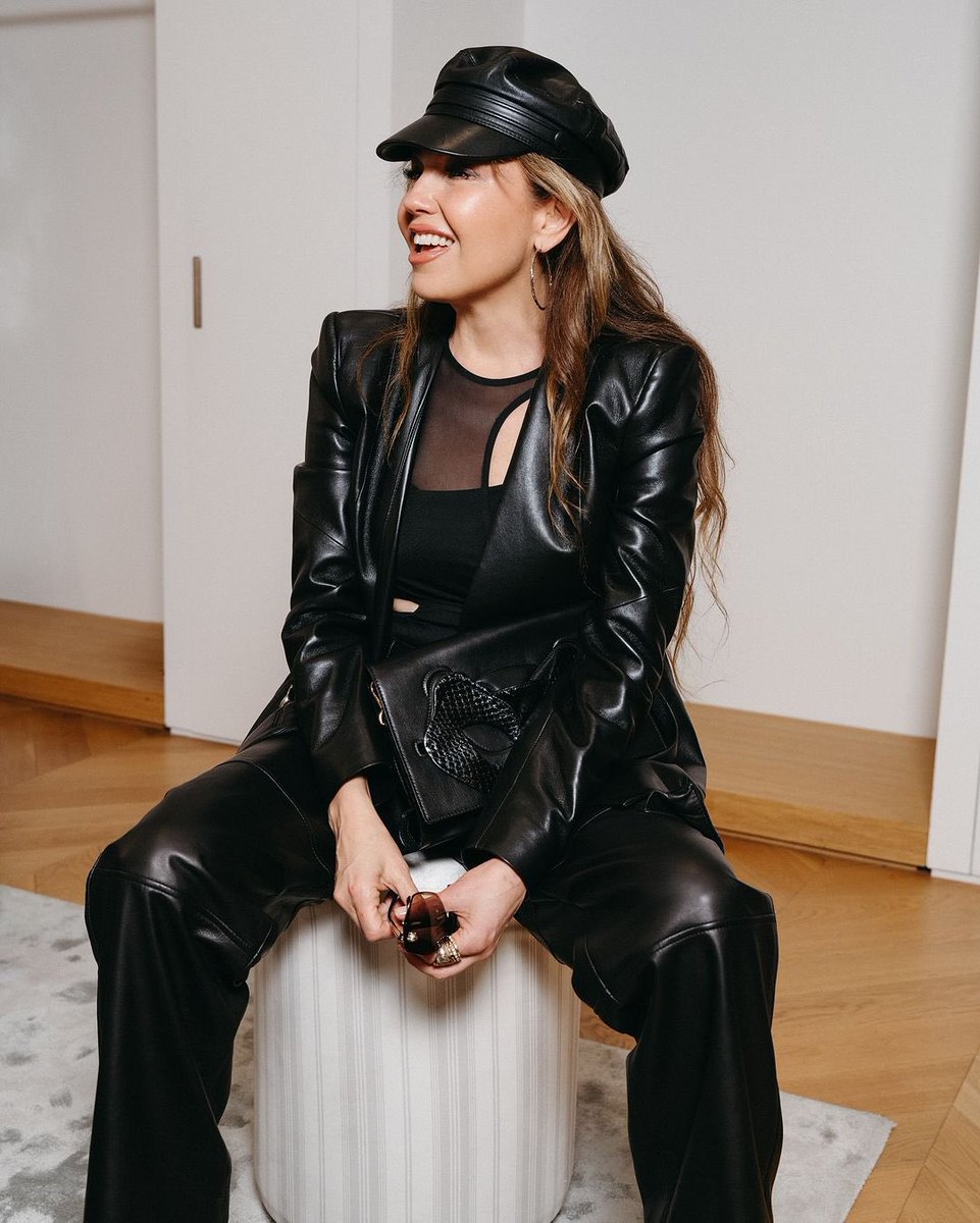 MDCTHALIADF's tweet photo. @Thalia entre las invitadas al desfile de @Dior en París
🎀🪭💝🇫🇷

#thalia #mdcthalia #DIOR #christiandior #fashionweek https://t.co/PWAbG2LvzM