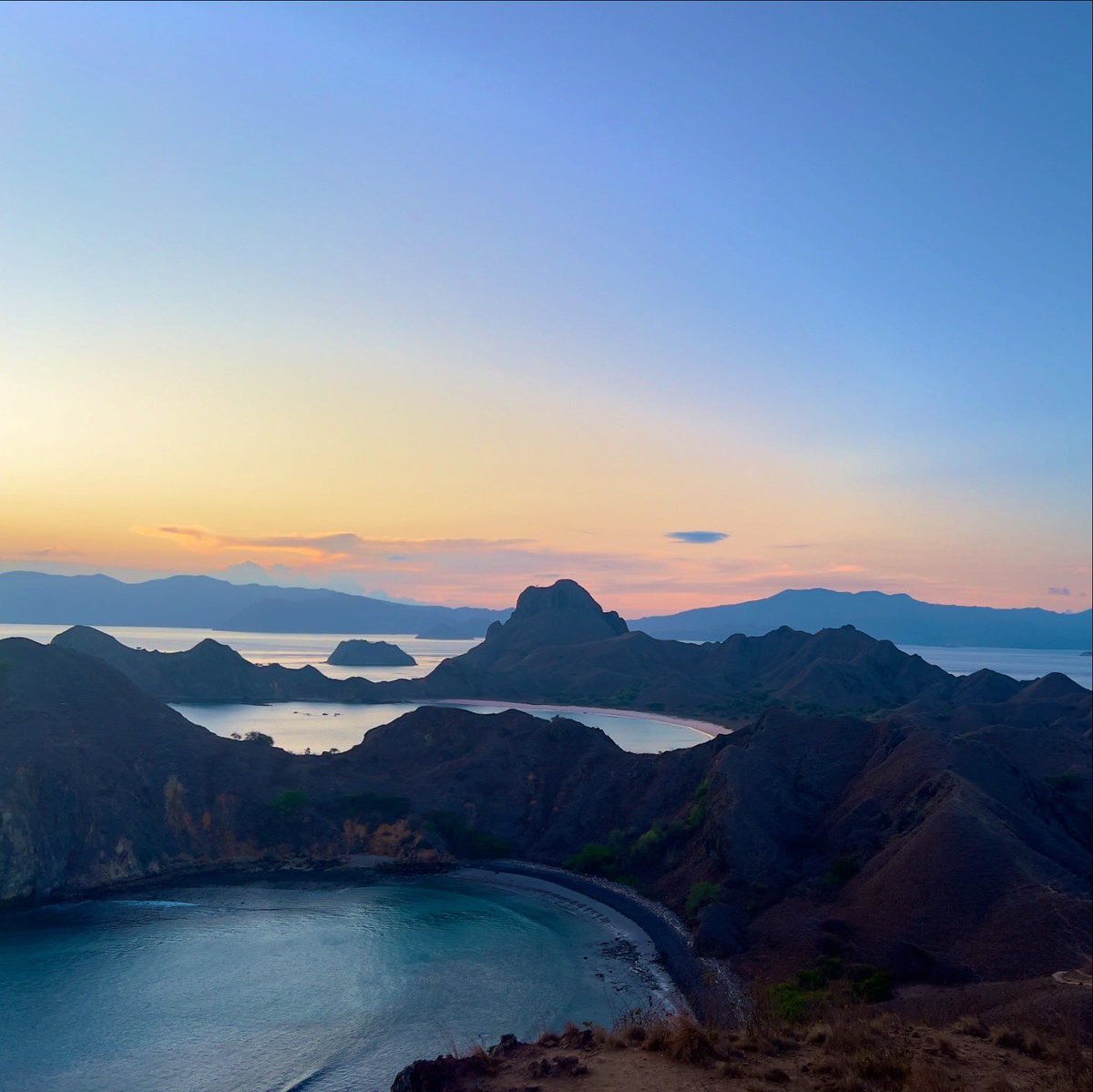 katiewarren07's tweet photo. Three most incredible days searching for Komodo Dragons, Snorkelling, and sleeping out under the stars on deck, back to Bali for the last leg of this amazing journey ⛵️🌺

#Indonesia #IndonesianAdventure #PadarIsland #KomodoIsland #KomodoDragon #TropicalFish #Sunsets #Travel https://t.co/7Pz7Wx6YR7