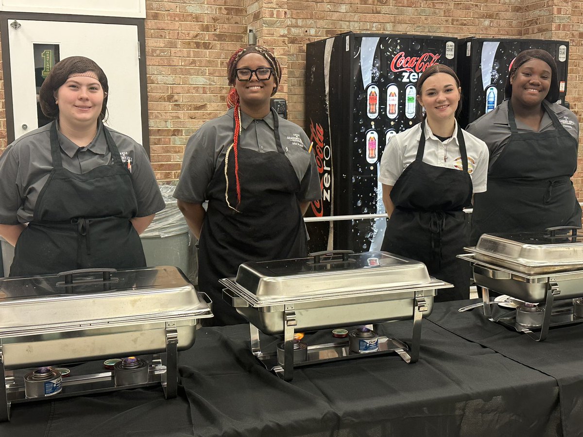 EvanDeboPR's tweet photo. 120+ parents and administrators tonight for our annual @SWCSD PTA School of Information dinner @WHS_Cougars Families and schools partnering together to elevate experiences and resources for students we serve. #SWCSDProud https://t.co/XwUl1LDCgG