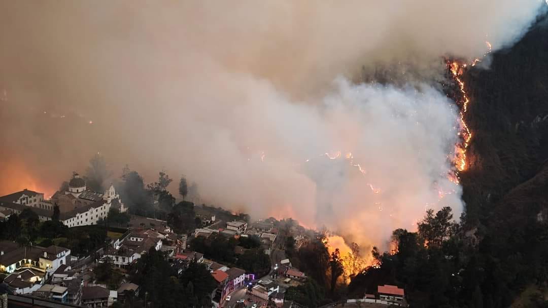 LaPosta_Ecu's tweet photo. 📷 Imágenes de los #incendios forestales en #Quito, en las zonas de #Guápulo y #Bosmediano. https://t.co/TOUnlOBhwR