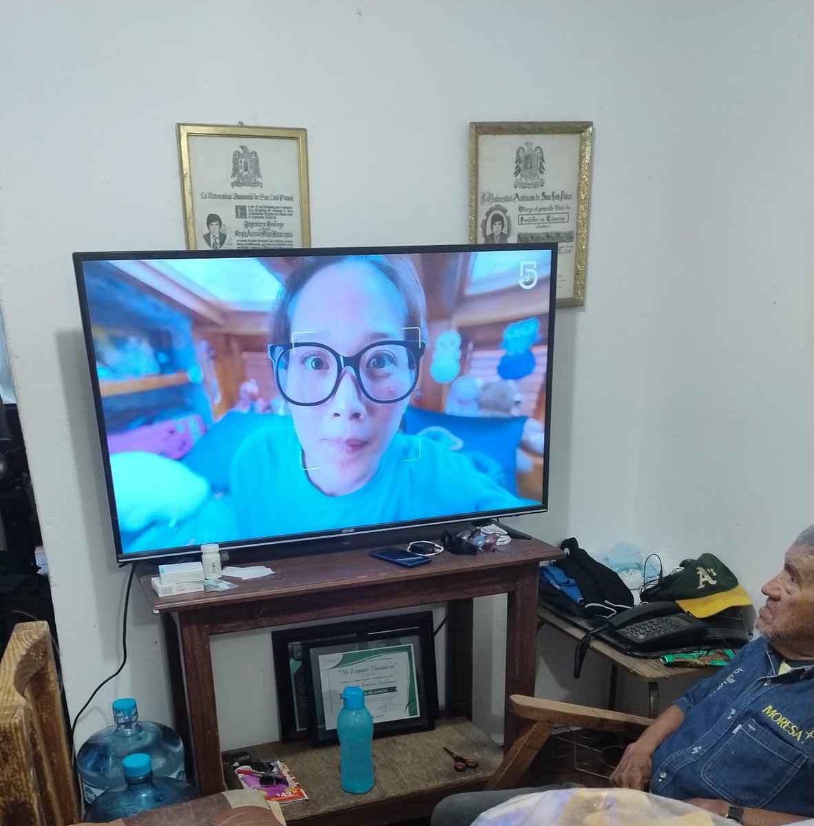 ChelySilos's tweet photo. Hasta mi papá disfruta de los doramas #BellezaVerdadera @MiCanal5 https://t.co/OlwHIMic2e