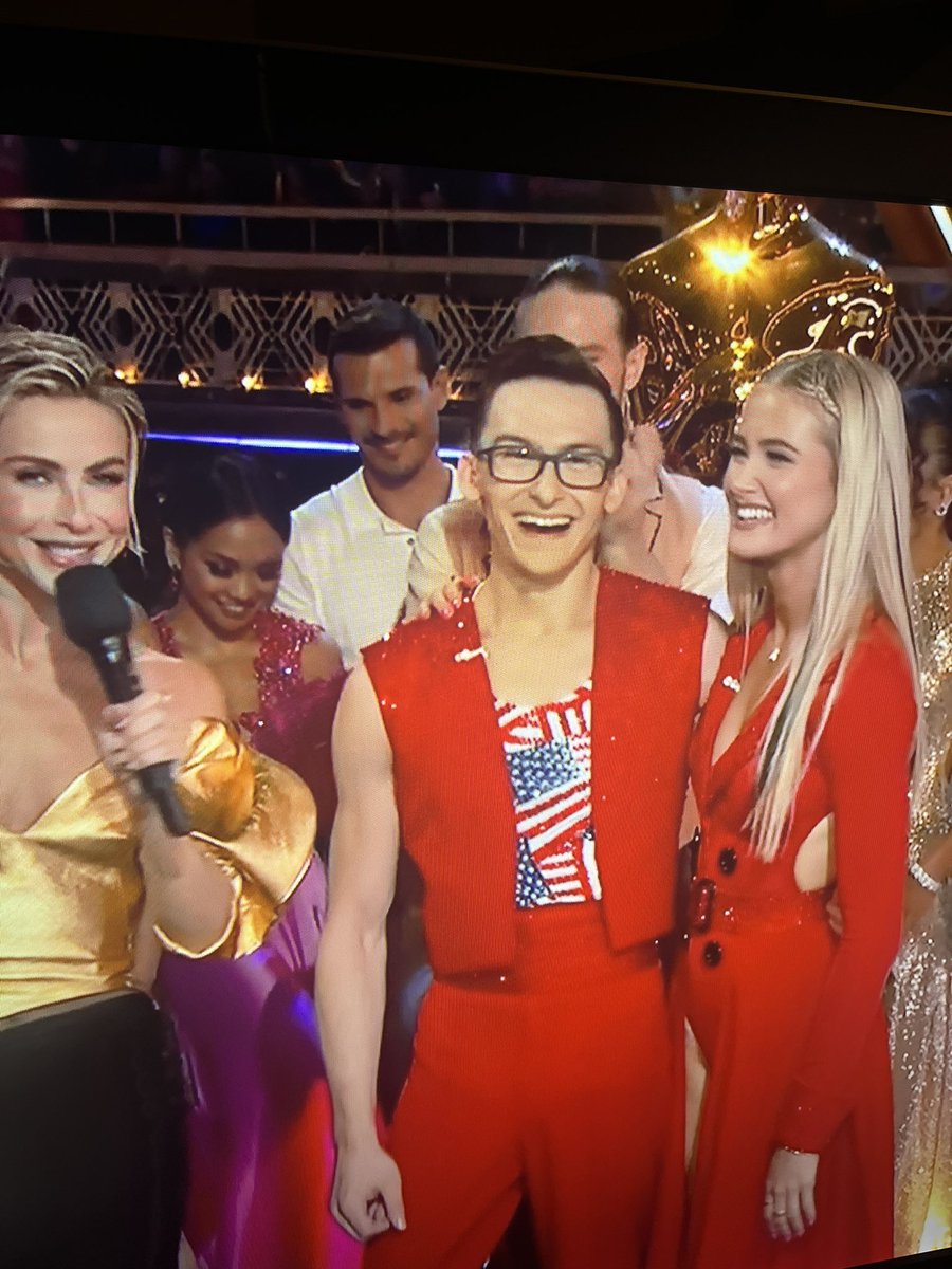 Stephen is literally giving Taylor Swift singing the national anthem in 2002 #dwts