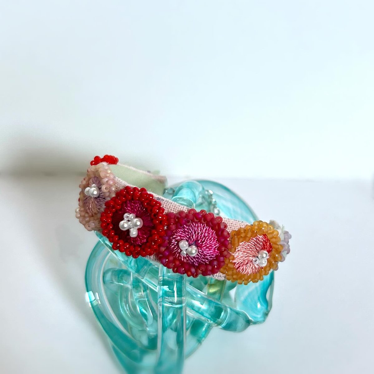aketoU1's tweet photo. 夕暮れと花 をイメージしたブレスレット。

芯に薄いアルミ板が入っているので ご自身の形に合わせて変化できます。
 #minne
 #ブレスレット https://t.co/wOan5D304e