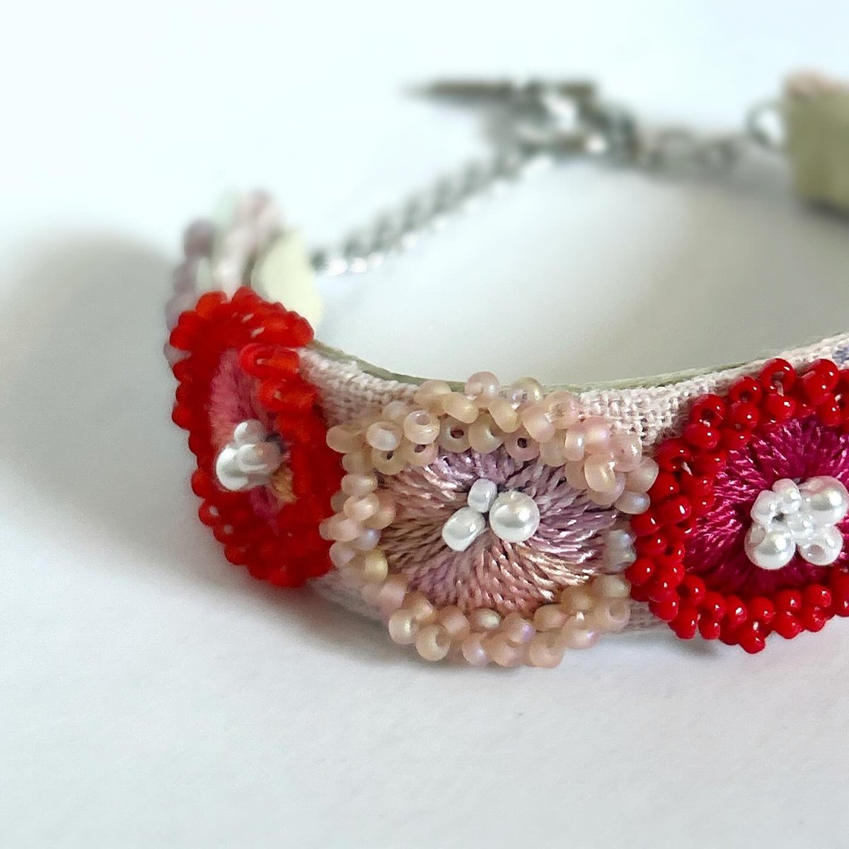 aketoU1's tweet photo. 夕暮れと花 をイメージしたブレスレット。

芯に薄いアルミ板が入っているので ご自身の形に合わせて変化できます。
 #minne
 #ブレスレット https://t.co/wOan5D304e