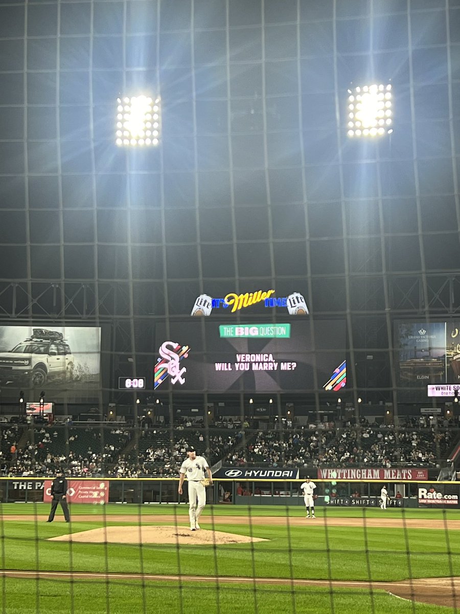 aliwhitesox's tweet image. Imagine getting proposed to on the night the White Sox could make history for worst MLB record of all time 💀