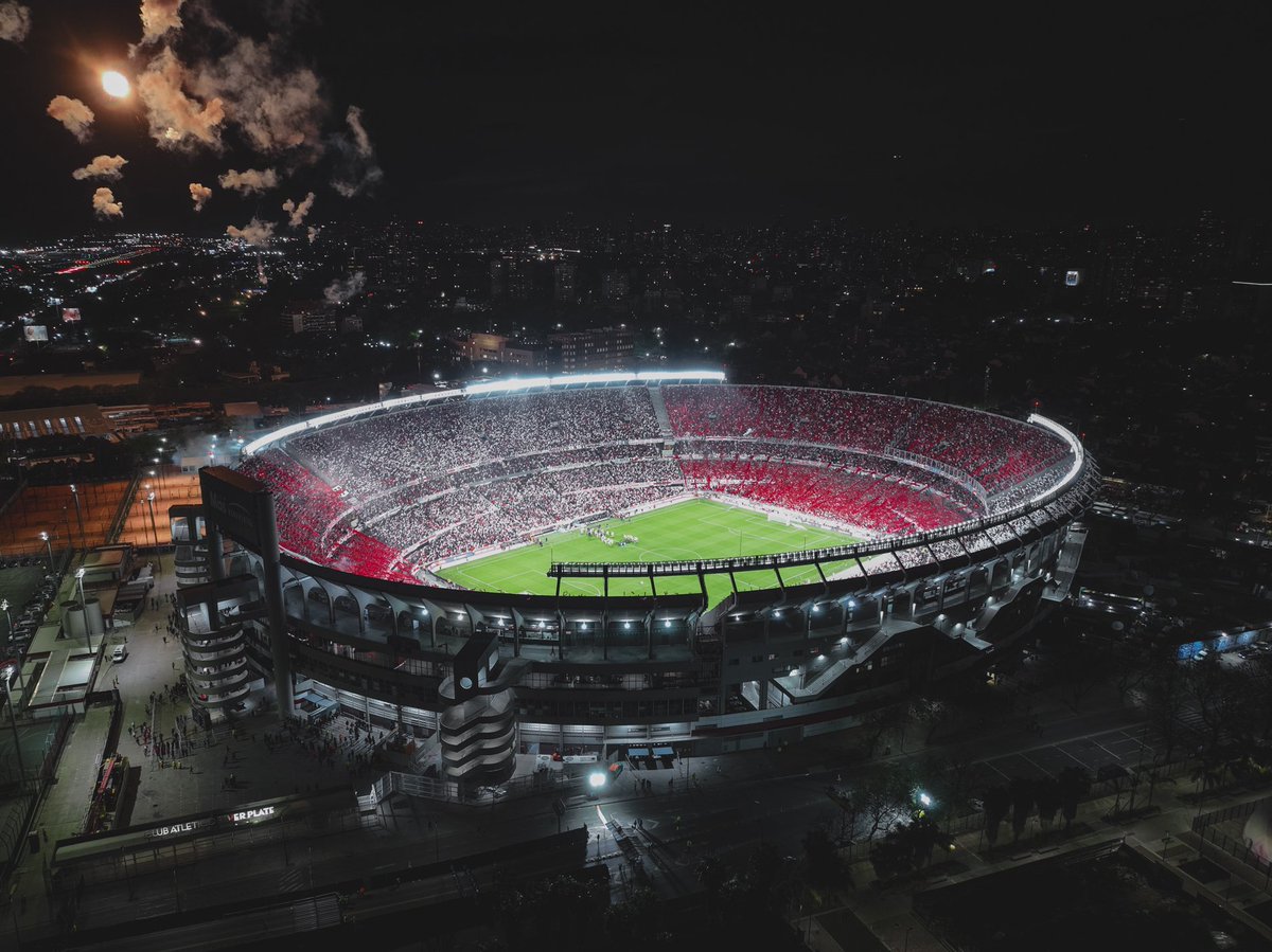 RiverPlate's tweet photo. ⚡️ Noche de #Libertadores en casa ⚪️🔴⚪️ https://t.co/rld5uY1Jrs