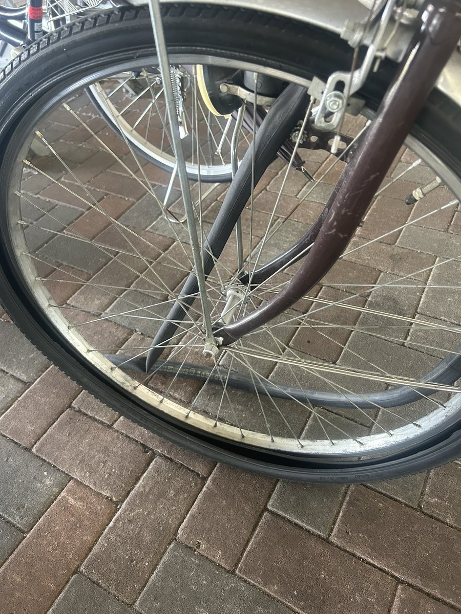 0718_zipcy's tweet photo. 数日前に家の駐輪場で、こんな風にされた。多分タイヤもチューブも交換な気がする。どれくらいかかるだろうか https://t.co/MvpyoImC6H