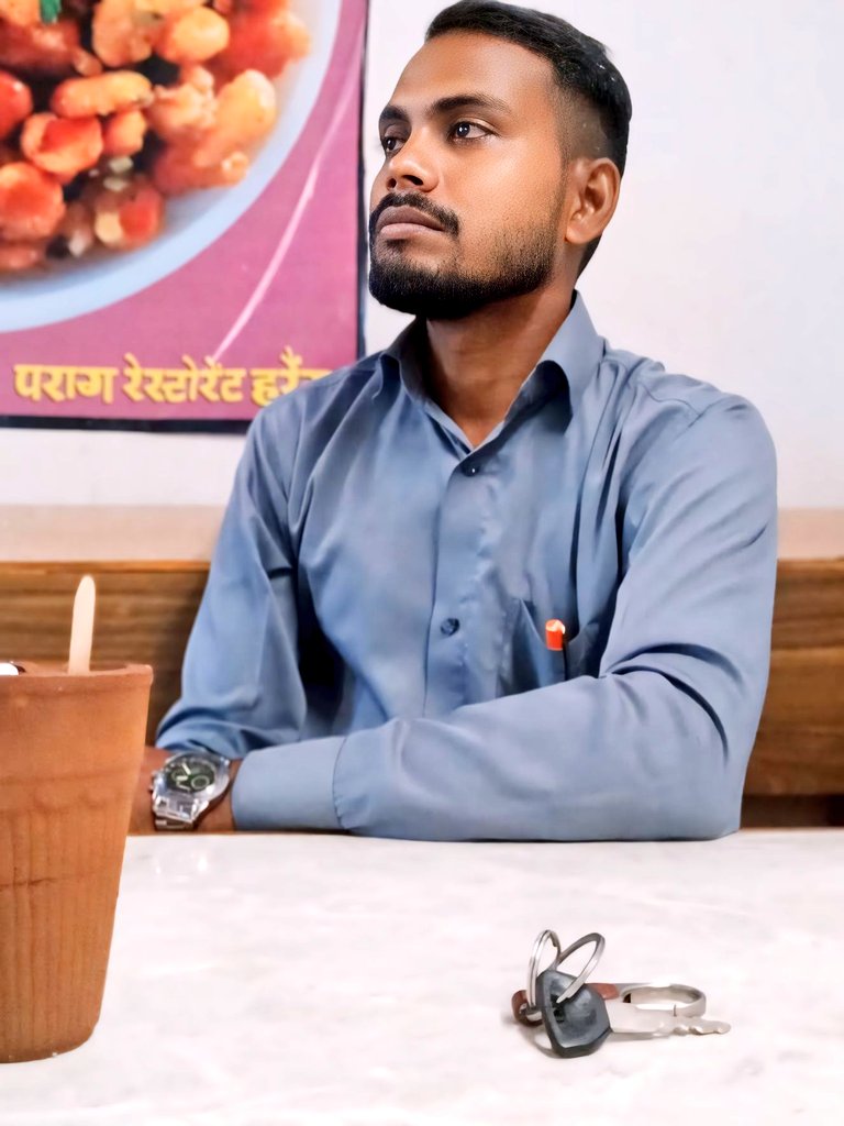 pnroy28's tweet photo. अंदर छुपी है तनहाइयां,आंखों में महफिल भी है,
सीने पे है बोझ इतना, बोझ के नीचे दिल भी है...! https://t.co/PF5lTw5hCu