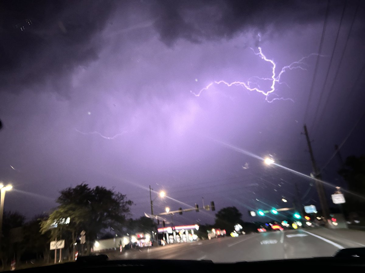 MUtiger17's tweet photo. @KSHB41 lightening pics from Blue Springs! #lightening #storms #kansascity https://t.co/AjvvD5x620