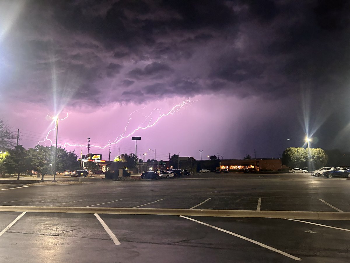 MUtiger17's tweet photo. @KSHB41 lightening pics from Blue Springs! #lightening #storms #kansascity https://t.co/AjvvD5x620