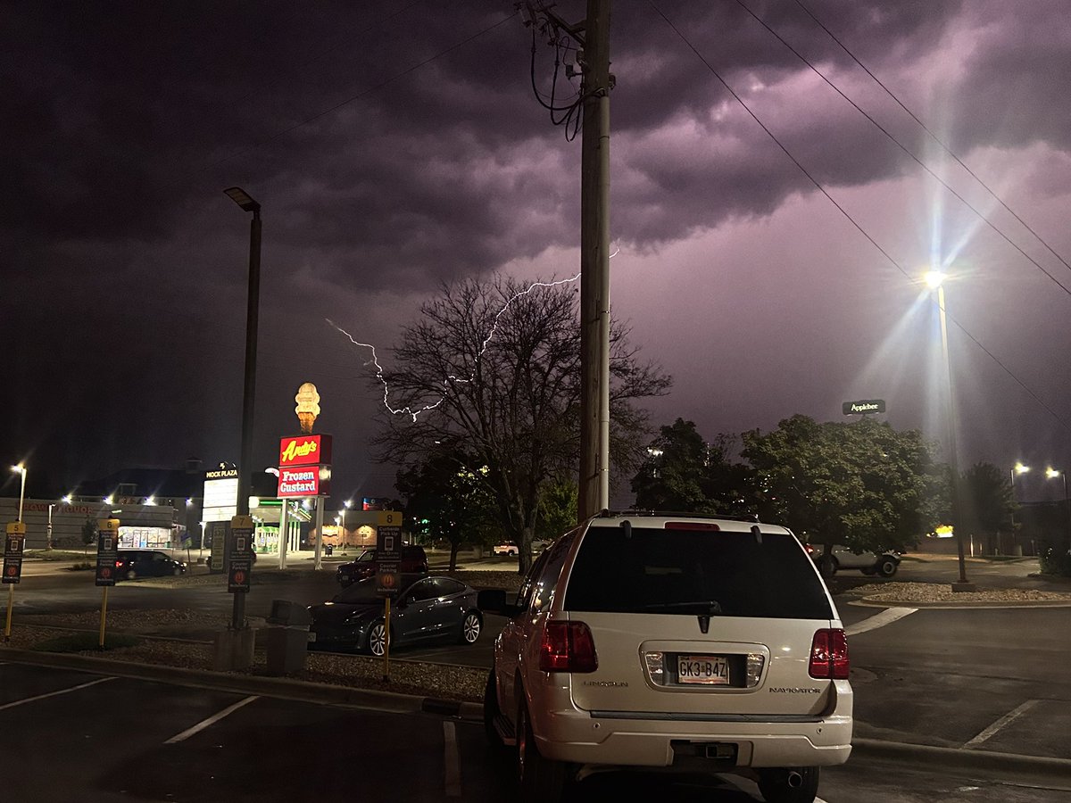 MUtiger17's tweet photo. @KSHB41 lightening pics from Blue Springs! #lightening #storms #kansascity https://t.co/AjvvD5x620