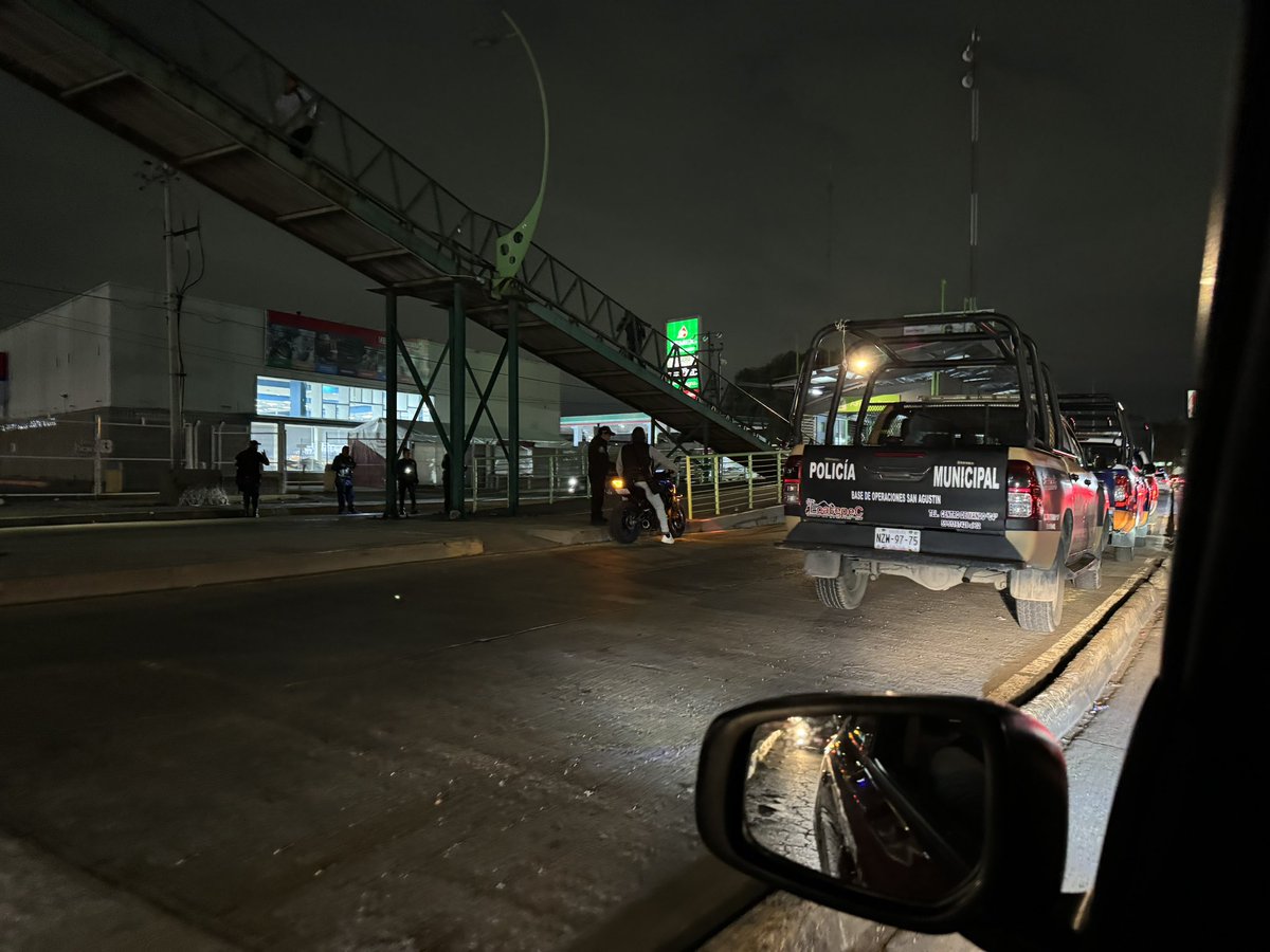 Crismm1190's tweet photo. @Ecatepec @Alerta_Ecatepec @c4jimenez 
Pero que tal cuando hay bloqueos o inundaciones, para nada que se les ve a los elementos de seguridad y tránsito de Ecatepec. 
Esto es en av central, frente a Walmart https://t.co/23sbFQOWYf
