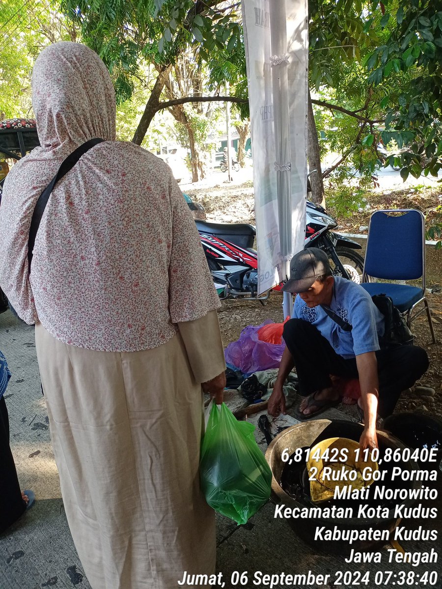 n_dyera's tweet photo. Jum'at ( 06/9/2024), Novie DI_Luhkan Kudus di Halaman DispertanPangan Kudus Acara Bazar GPM pemasaran produksi lele Bp. Tohar Rayahu Lele Honggosoco Jekulo 30kg harga 25rb/kg #GiatLuhkanSatmikalTegal #luhlapor @bppsdm_kp @PKBLU_bp3tegal @bppsdm_puslatkp https://t.co/O2SJpzajnf