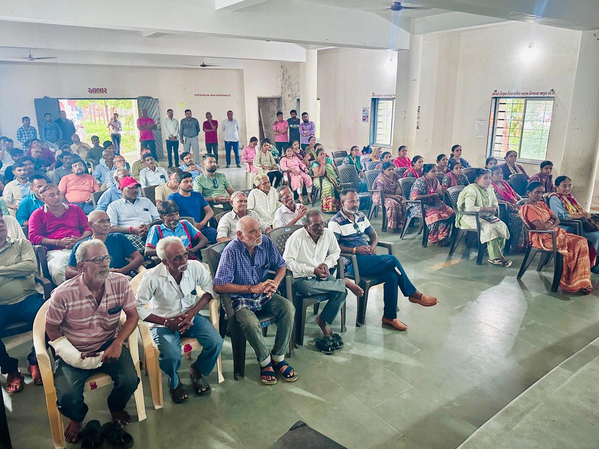 માન. કલેકટર સાહેબશ્રી અને ધારાસભ્ય સાહેબશ્રીના અધ્યક્ષ સ્થાને મુ.ડભોઉ તા.સોજીત્રા જી.આણંદ મુકામે ગામ લોકો સાથે સીધો સંવાદ યોજી વિવિધ પ્રશ્નો સાંભળ્યા અને ત્વરીત નિકાલ કરવા સંબધિત લાઈન ડિપાર્ટમેન્ટના અધિકારીશ્રીઓને સૂચના આપી.<a href="/GujPRHDept/">Panchayat, Rural Housing & Rural Dev. Department</a> <a href="/pkumarias/">Pankaj Kumar</a> <a href="/CMOGuj/">CMO Gujarat</a> <a href="/InfoGujarat/">Gujarat Information</a> <a href="/PMOIndia/">PMO India</a>