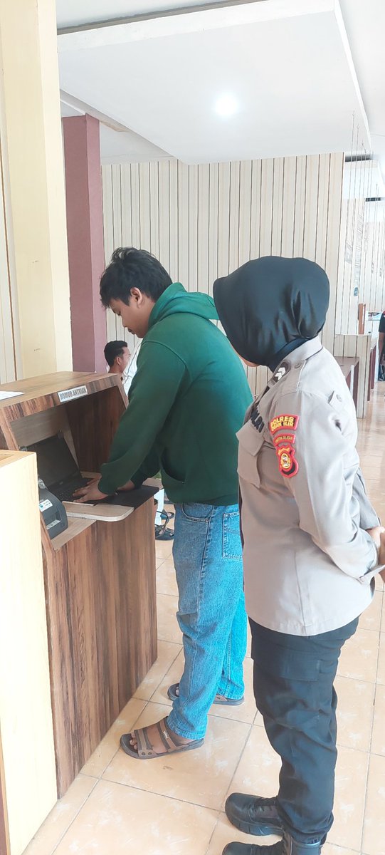 OiSpkt's tweet photo. Pengisian link Responden IKM oleh masyarakat secara mandiri di satpas SPKT Terpadu

#polisiindonesia 
#polisipresisi 
#poldasumsel 
#polresoganilir 
#beyondtrustpresisi2024 https://t.co/vxg5U7xyJk