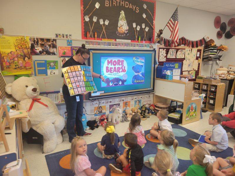 CarlenaSheeran's tweet photo. The #LittleRockets in Jennifer Arnold’s class @RineyvilleE focused on their Core Word of the week by reading “More Bears!”🐻 The scholars were able to bring a bear to school. 👫🏽 #HCSDifferenceMakers #HCSPreschool #COREWord https://t.co/eXTLC7nm6u