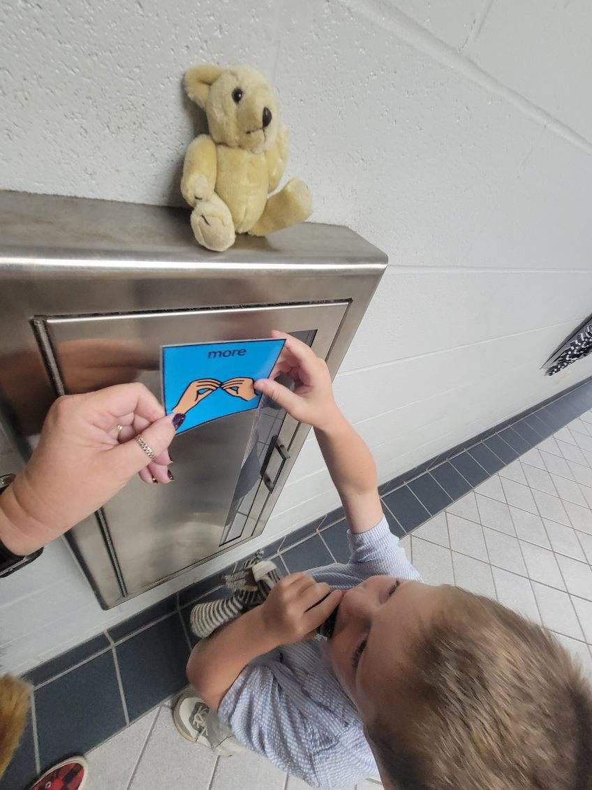 CarlenaSheeran's tweet photo. The #LittleRockets in Jennifer Arnold’s class @RineyvilleE focused on their Core Word of the week by reading “More Bears!”🐻 The scholars were able to bring a bear to school. 👫🏽 #HCSDifferenceMakers #HCSPreschool #COREWord https://t.co/eXTLC7nm6u