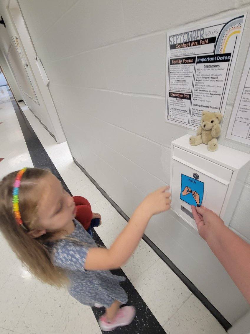 CarlenaSheeran's tweet photo. The #LittleRockets in Jennifer Arnold’s class @RineyvilleE focused on their Core Word of the week by reading “More Bears!”🐻 The scholars were able to bring a bear to school. 👫🏽 #HCSDifferenceMakers #HCSPreschool #COREWord https://t.co/eXTLC7nm6u
