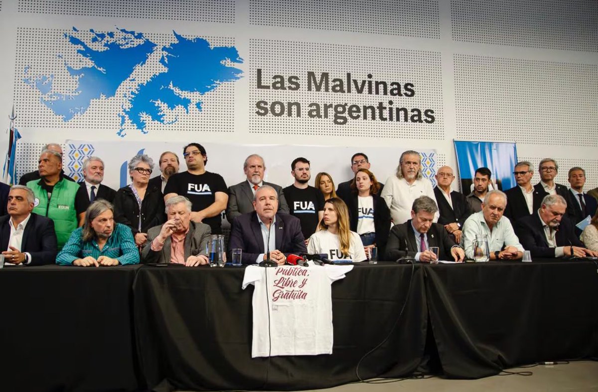 guadavazquez's tweet photo. Eso sí, al menos en las redes, el ex diputado de la UCR, Emiliano Yacobitti, se sumó a la protesta de sus compañeros, que ni sumando todos los sueldos de su vida podrían pagar dos pasajes en Business. https://t.co/XXyHj7MXC2