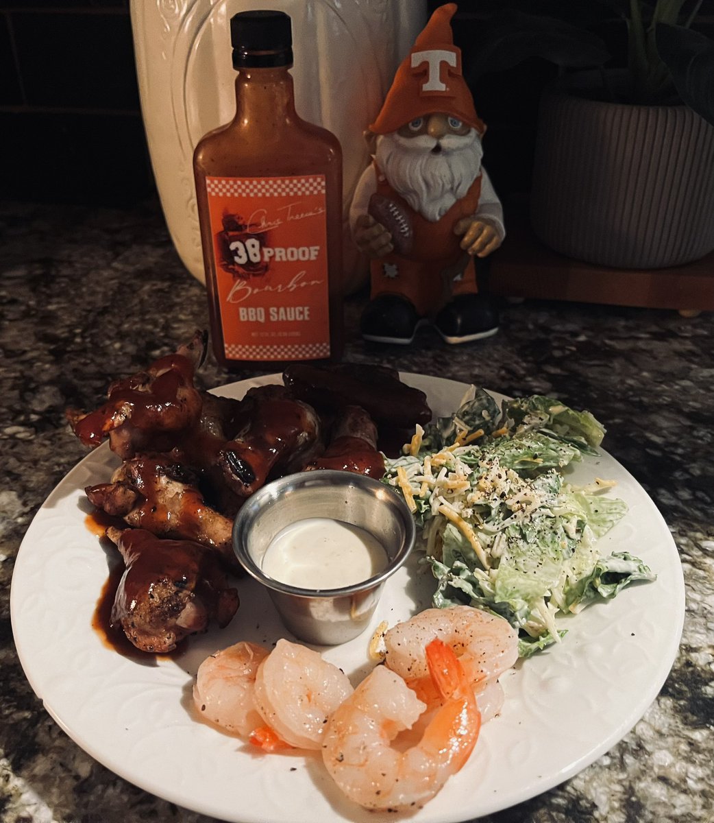 G_Watt73's tweet photo. @treeceadvantage BBQ sauce and @Santa_Vol!!  Best combination around!!!! 💯👊🏻💯 #GoVols #BBQsauce #VFLs #LegendsOfTennessee https://t.co/7wYtltIzYS