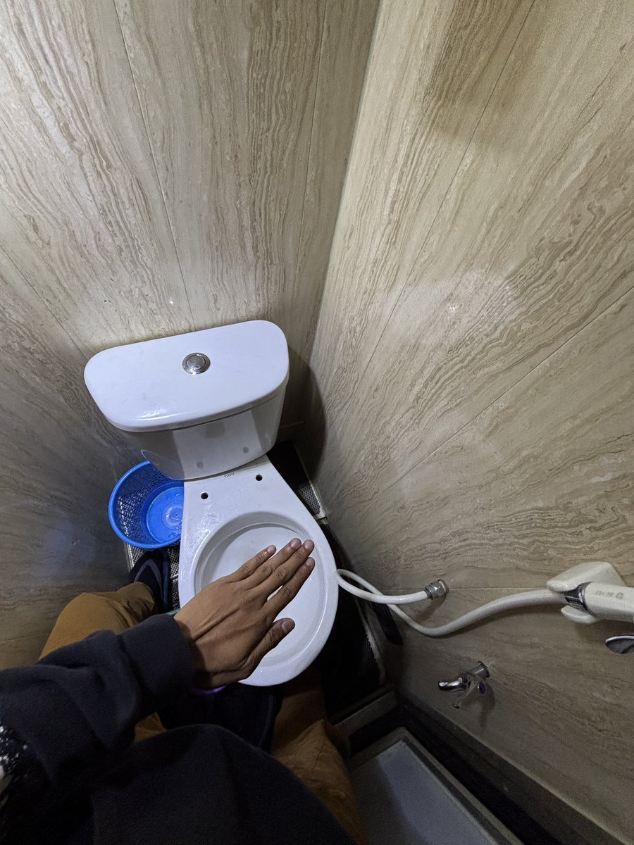 Toilet di dalam bus
Bisa gak sih sebenarnya toilet ini untuk BAB ? Atau hanya BAK aja ?

 Dan kenapa masih banyak orang yang belum tau penggunaan Toilet dalam bus ini ?

                                - a thread -