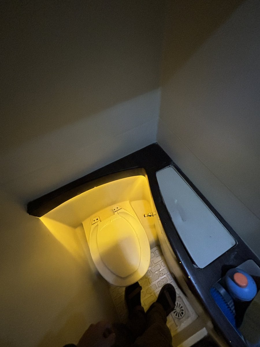 Ccookk_'s tweet photo. Toilet di dalam bus
Bisa gak sih sebenarnya toilet ini untuk BAB ? Atau hanya BAK aja ?

 Dan kenapa masih banyak orang yang belum tau penggunaan Toilet dalam bus ini ?

                                - a thread - https://t.co/IsawDdcP7K