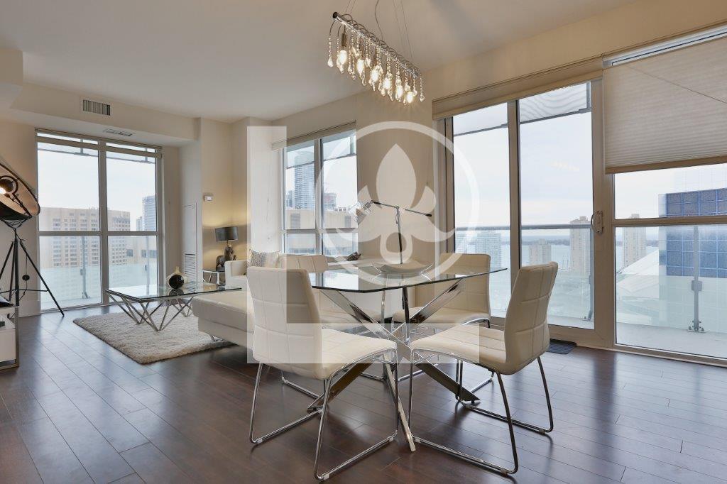 Welcome Haven! This bright 1100-sq-ft suite features 2-bed, 2-bath and wrap-around balcony. Enjoy granite countertops, hidden appliances, floor-to-ceiling windows and ample living space. Perfectly located with easy access to the Rogers Centre and Scotiabank Arena.