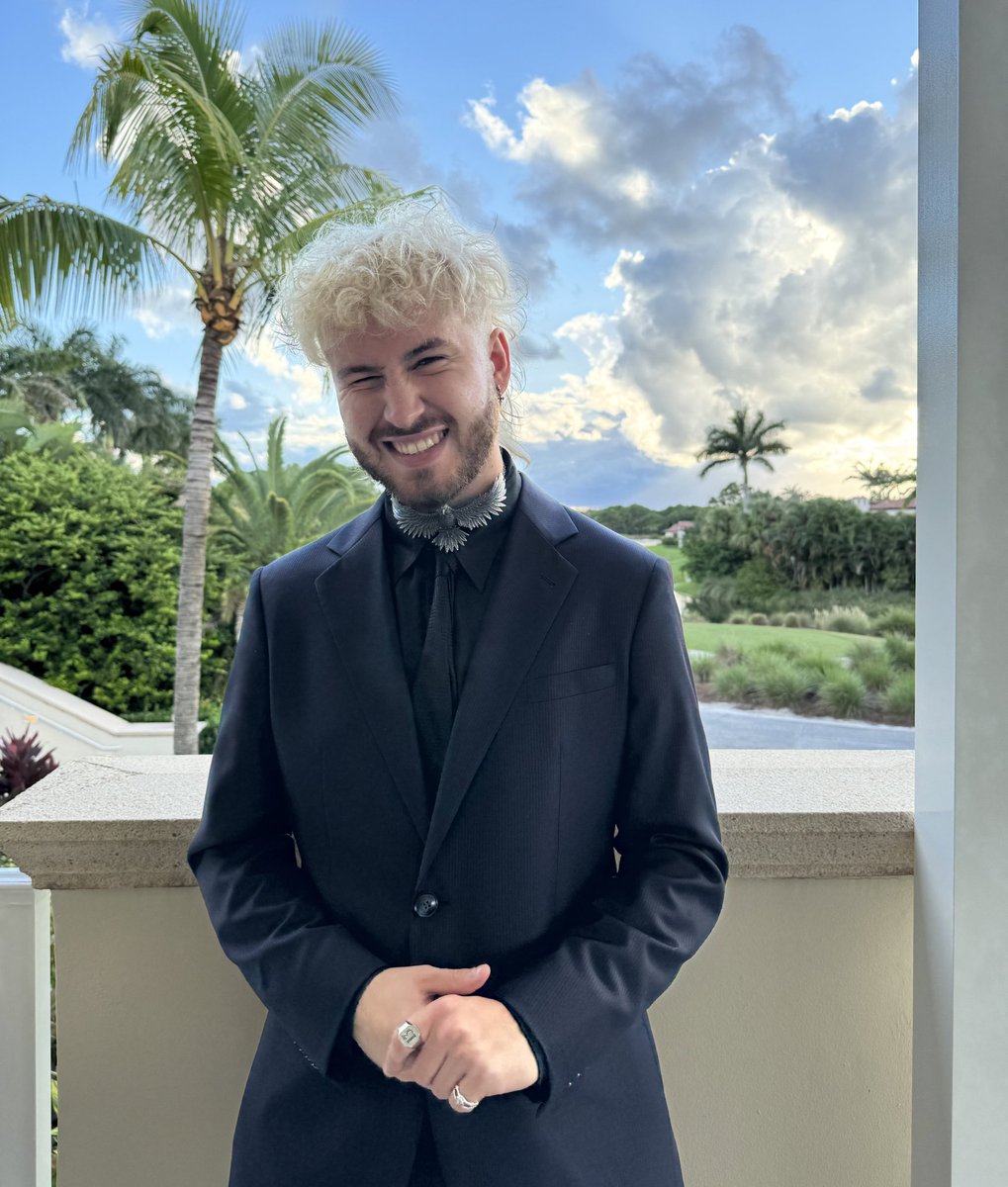 This is Ronald Trump, the unknown son of Donald. He turned $1m into $25k and used the last of his money to attend the trump dinner

Here's his incredible story 👇