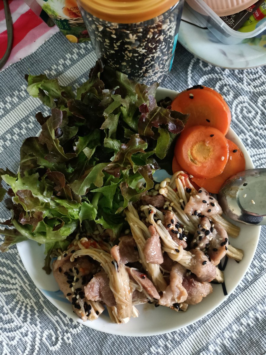 num_cha428 (นุ้ยชา) tweet media