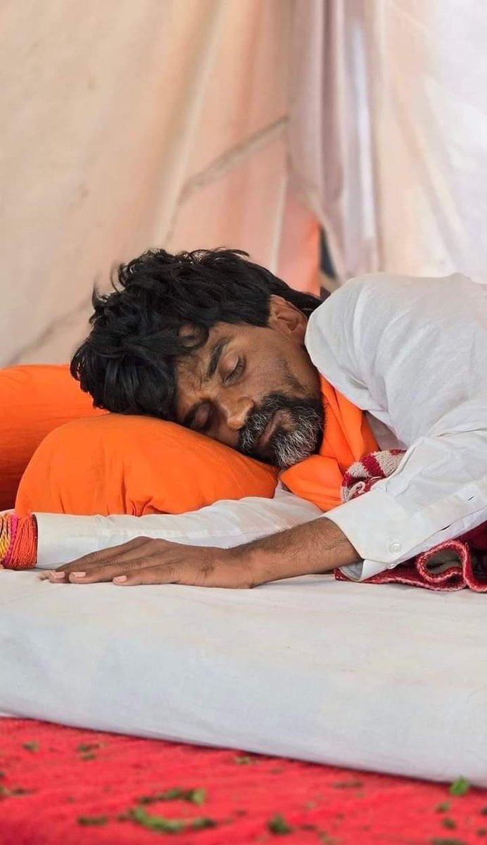 ashish_jadhao's tweet photo. मी गेल्या २१-२२ वर्षांपासून बातमीदार-पत्रकार म्हणून बहुतेक समाजांच्या आरक्षणाच्या मागणीच्या बातम्या-वार्तांकन-विश्लेषण करत आलोय. मराठा-कुणबी आणि कुणबी-मराठा जीआरची २००४-०५ ची लोकसत्तातली बातमी मीच बायलाईनसह दिली होती. सुरुवातीचे १४ मराठा क्रांती मोर्चे कव्हर केले. प्रत्येक समिती/आयोगाच्या बैठका अटेंड केल्या. राज्यातल्या बहुतेक सर्व समाजांच्या आरक्षण आंदोलकांची दखल बातम्या-शोच्या माध्यमातून घेतली. पण मनोज जरांगे-पाटलांइतका एखाद्या समाजावर इम्पॅक्ट पाडणारा चिकाटीबहाद्दर नेता बघितला नाही. जो मराठा समाज सर्वच राजकीय पक्षांत आणि स्तरांत विभागालेला आहे, त्या ��माजावर गारूड करण्यासाठीचं लागणारं पराकोटीचं कनव्हिक्शन जरांगे-पाटलांइतकं क्वचित बघायला मिळालं. त्यामुळं जरांगे फॅक्टर हा जरांगे फिनॅामिनॅा(phenomenon) झालाय! 🗞️